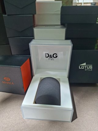 Caja de relojes y pendientes 1€ la unidad
