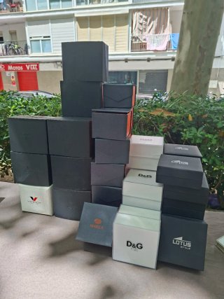 Caja de relojes y pendientes 1€ la unidad