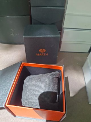 Caja de relojes y pendientes 1€ la unidad