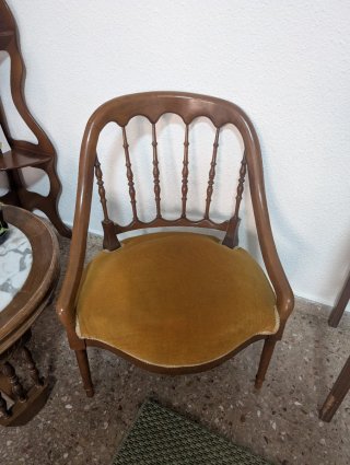 2 Sillas bajas de madera y terciopelo