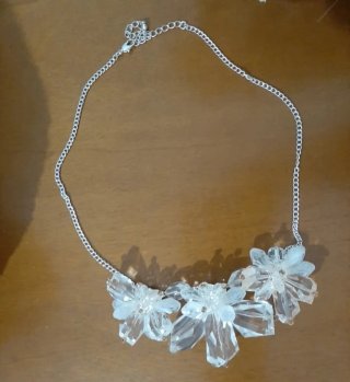 Collar de flores plateado y blanco