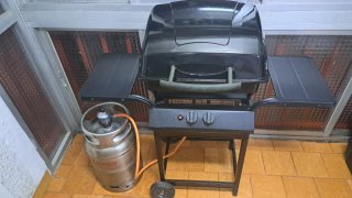 Barbacoa de gas negra con ruedas