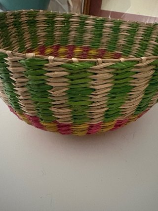 Cesto de mimbre decorado