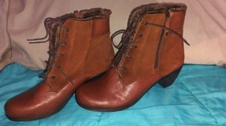 Botines marrones con cordones y cremallera