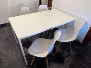 Mesa comedor y 4 sillas blancas