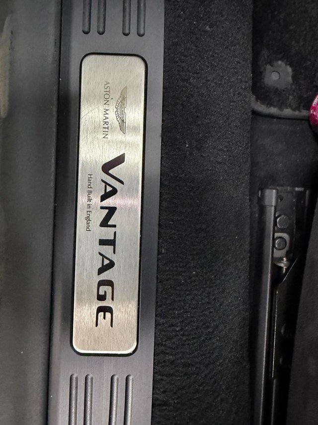 Aston Martin Vantage 4.0 V8