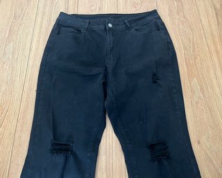 Pantalones vaqueros negros tiro alto rotos