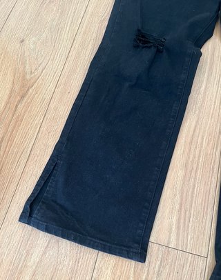 Pantalones vaqueros negros tiro alto rotos