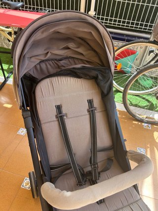 Silla de paseo bebé. Plegable y bastante compacta