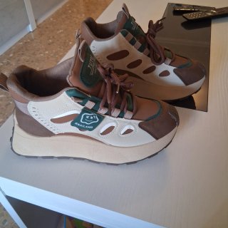 Tenis casuales beige y Marrón. Nuevoss