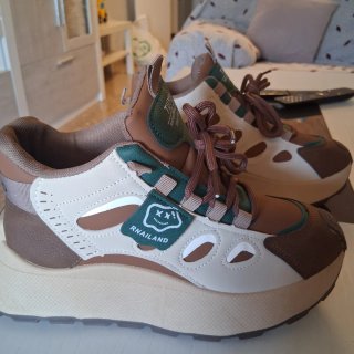 Tenis casuales beige y Marrón. Nuevoss