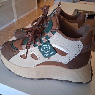Tenis casuales beige y Marrón. Nuevoss