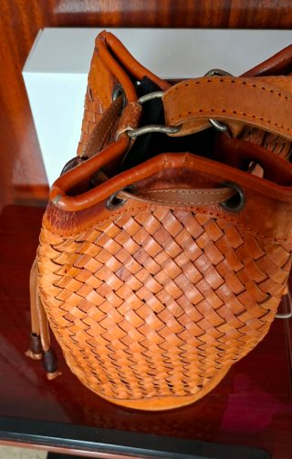 Bolso saco piel trenzado marrón