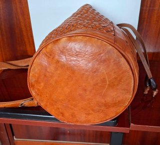 Bolso saco piel trenzado marrón