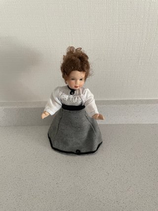 Muñeca de porcelana profesora