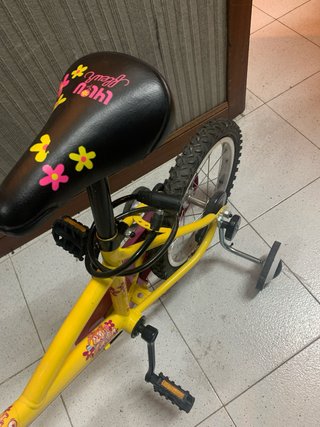 Bicicleta infantil amarilla con ruedines