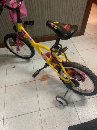 Bicicleta infantil amarilla con ruedines