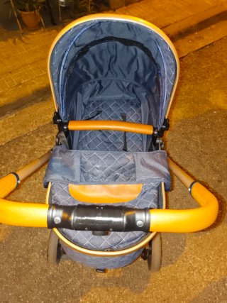 Carrito de bebé azul acolchado