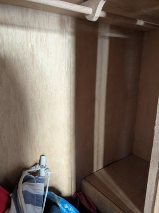 Armario antiguo de madera para restaurar