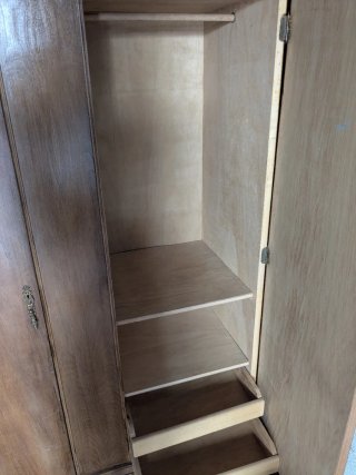 Armario antiguo de madera para restaurar