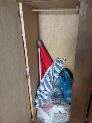 Armario antiguo de madera para restaurar