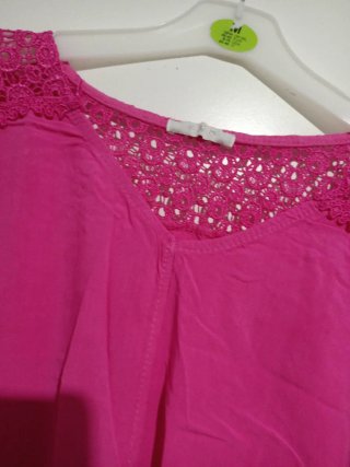 Blusa rosa con encaje