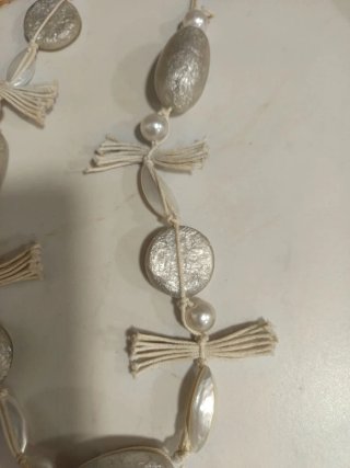 Collar plateado y nacarado