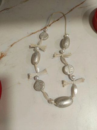 Collar plateado y nacarado