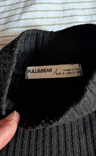 Camiseta Pull&Bear negra cuello alto