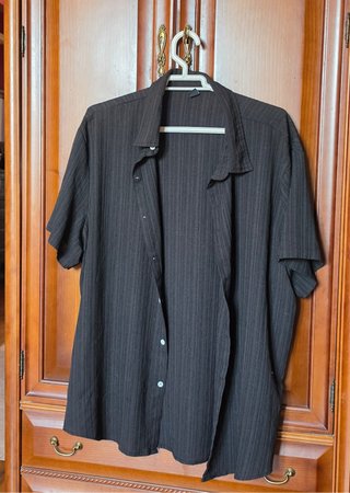 Camisa negra de manga corta con textura