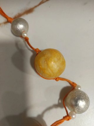 Collar naranja y plateado con cuentas