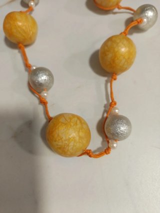 Collar naranja y plateado con cuentas