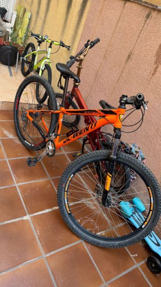 Bicicleta de montaña naranja