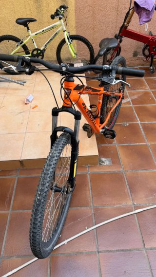 Bicicleta de montaña naranja