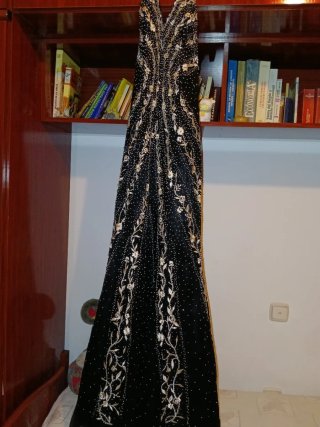 Vestido de fiesta negro con pedrería
