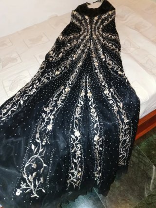 Vestido de fiesta negro con pedrería