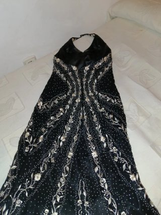 Vestido de fiesta negro con pedrería
