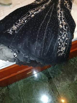 Vestido de fiesta negro con pedrería