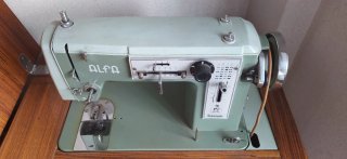 Máquina de coser Alfa antigua