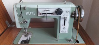 Máquina de coser Alfa antigua