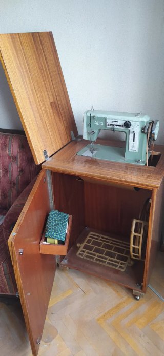 Máquina de coser Alfa antigua