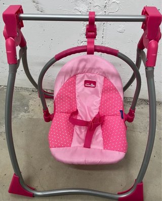 Trona de muñeca rosa con puntos blancos