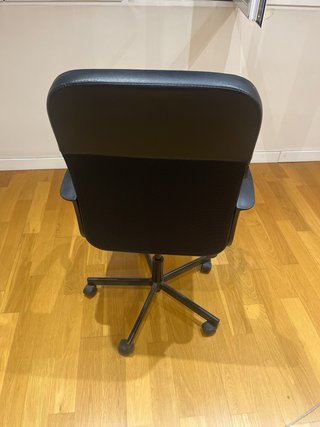 Silla de escritorio negra ajustable