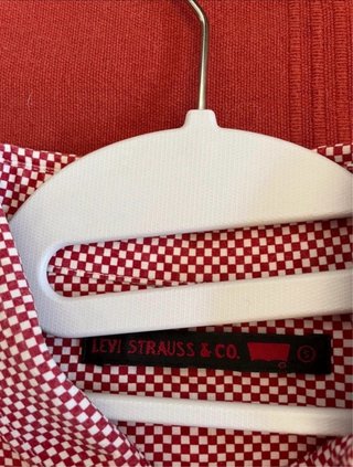 Camisa Levi's cuadros rojos y blancos