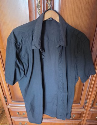 Camisa negra manga corta