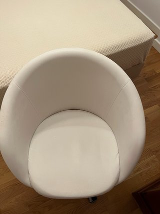 Sillón blanco polipiel con ruedas