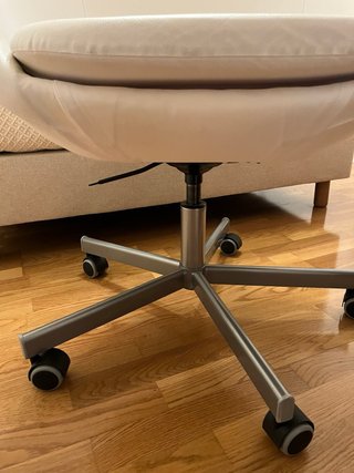 Sillón blanco polipiel con ruedas