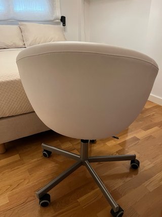 Sillón blanco polipiel con ruedas