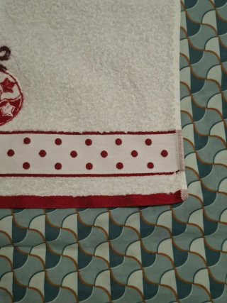 Asciugamano piccolo bianco e rosso decorato