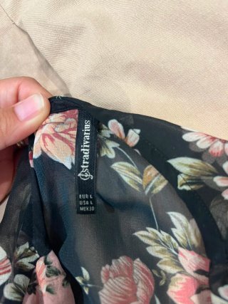 Blusa Stradivarius floral manga larga